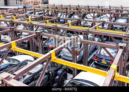 La ville de New York, USA - 30 octobre 2017 : Vue aérienne du quartier de Chelsea voitures en stationnement parking piscine en plein air garage organisée sur la rue ci-dessous à New Yor Banque D'Images