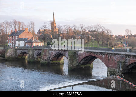 Old Dee Bridge,Main,Pont,situé dans l'ensemble,rivière Dee,du,Roman, les murs de la ville de Chester, Cheshire, Angleterre,,UK,Royaume-Uni, Banque D'Images