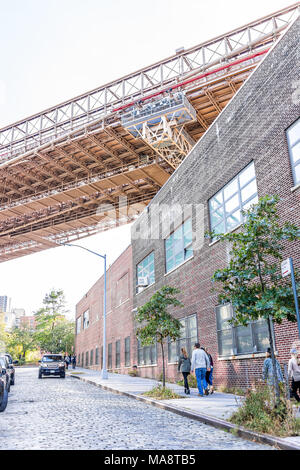 La ville de New York, USA - 28 octobre 2017 : sous le pont de Manhattan à Brooklyn à l'extérieur extérieur extérieur dans NYC New York City, les bâtiments en brique Banque D'Images