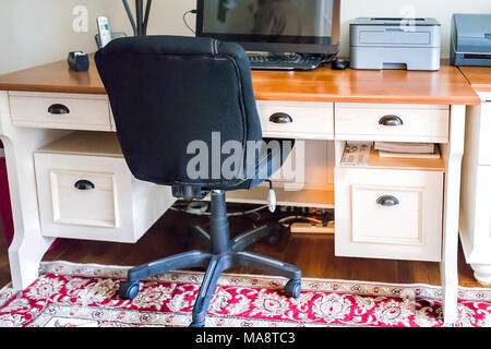 Bureau d'accueil en bois simple Prix de chambre libre avec chaise et décorations dans l'organisation de vacances, modèle, tapis d'accueil Banque D'Images