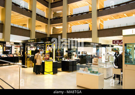 HELSINKI, FINLANDE - le 13 octobre 2011 : atelier de parfum dans le grand magasin Stockmann Banque D'Images