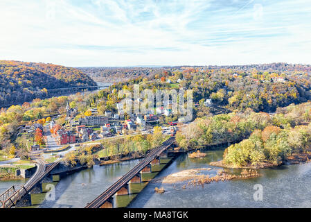 Harper's Ferry surplombent avec feuillage jaune orange couleur automne automne forêt avec petit village ville au bord du fleuve en Virginie-Occidentale, WV Banque D'Images