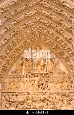 Paris, France. La Cathédrale Notre Dame. Détail de figures sculptées dans le portail central au-dessus de la porte principale ou porte de jugement Banque D'Images