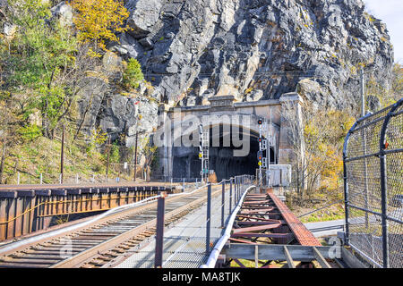 Harper's Ferry, USA - 11 novembre 2017 : vide railroad sign bridge entrée du tunnel à l'automne automne par petit village ville en Virginie-Occidentale, WV Banque D'Images