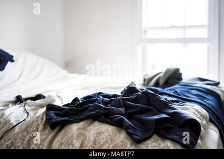 Chambre malpropre et bleu foncé noir située au-dessus de la couette draps à faire fléchir les prix cool froid libre avec fenêtre, casque, masque,& Banque D'Images