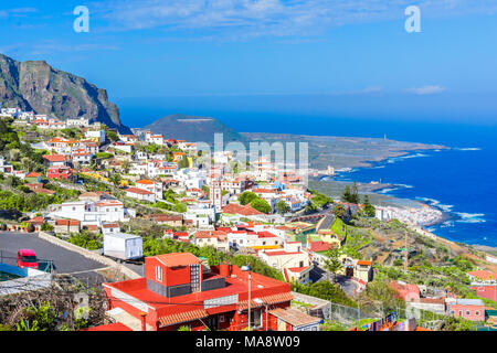 Tenerife, Canaries, Espagne : Vue d'ofa et colorés belle ville sur la côte ouest de l'île Banque D'Images
