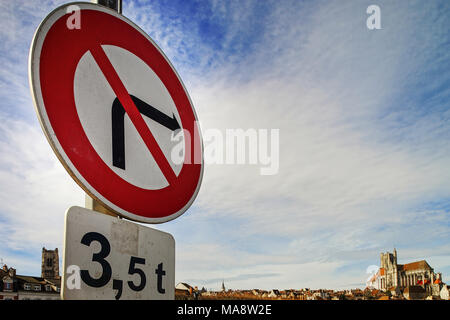 Road sign : restriction de virage à droite pour les voitures avec poids plus de 3,5T, Auxerre Banque D'Images