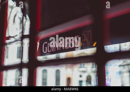 DUBLIN, IRLANDE - 28 mars, 2018 : la pub Guinness logo sur les auvents tourné de l'intérieur de la fenêtre Banque D'Images