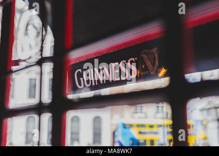 DUBLIN, IRLANDE - 28 mars, 2018 : la pub Guinness logo sur les auvents tourné de l'intérieur de la fenêtre Banque D'Images