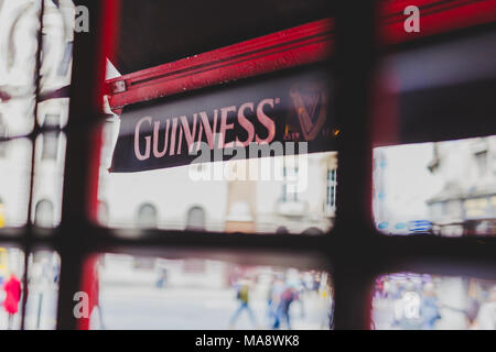 DUBLIN, IRLANDE - 28 mars, 2018 : la pub Guinness logo sur les auvents tourné de l'intérieur de la fenêtre Banque D'Images