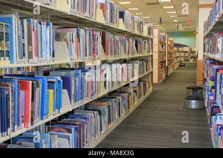 Des étagères pleines de livres d'enfants trouvés dans la section pour enfants de la bibliothèque publique des Plaines. Banque D'Images