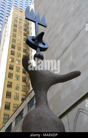 Joan Miro's 1981 sculpture 'Chicago' est d'une grande femme de 39 pieds avec les bras tendus et en acier, béton, bronze et céramique Banque D'Images