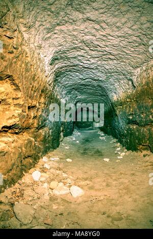 Tunnel souterrain construit en grès tendre rock. Souterrain refuge pour les personnes persécutées. Horrible odeur humide. Banque D'Images