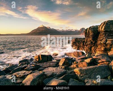 Hiver bleu coucher de soleil sur les roches de basalte, la formation de la mer en soirée Banque D'Images