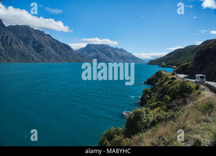 La conduite de la route le long du lac Wakatipu Glenorchy près de Queenstown, Nouvelle-Zélande Banque D'Images