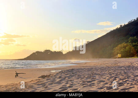 Assis sur une plage donnant sur l'océan le soir à Makena Beach sur l'île hawaïenne de Maui. Banque D'Images