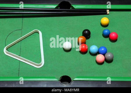 Boules de billard sur la table verte Banque D'Images