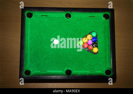 Piscine pour enfants Jeu de table avec des balles multicolores Banque D'Images