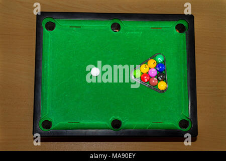 Piscine pour enfants Jeu de table avec des balles multicolores Banque D'Images