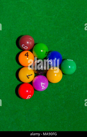 Piscine pour enfants Jeu de table avec des balles multicolores Banque D'Images