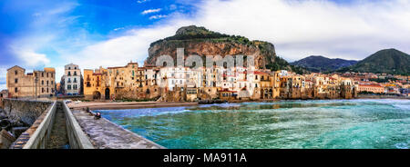 Beau village de Cefalù,voir avec des maisons traditionnelles et la mer,Sicile,Italie. Banque D'Images