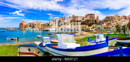 Belle Castellammare del Golfo,voir avec les bateaux de pêche et des maisons traditionnelles,Trapani,Sicile,italie. Banque D'Images