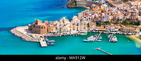 Beau village de Castellammare del Golfo,vue panoramique,Sicile,Italie.. Banque D'Images