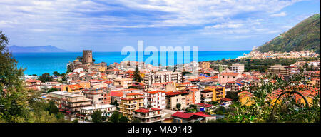 Beau village Brolo, vue panoramique,Sicile,italie. Banque D'Images