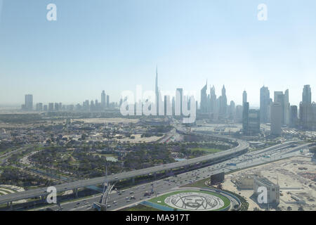 Dubaï, Émirats arabes Unis. 19 mars 2018. Vue sur Burj Khalifa et Sheikh Zayed Road depuis Dubaï Frame Banque D'Images