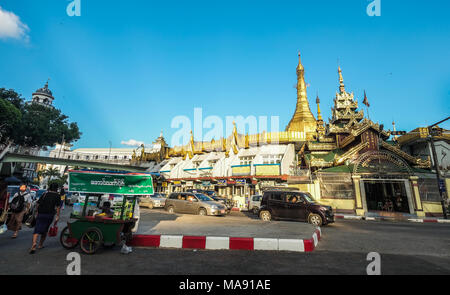 Yangon, Myanmar - Oct 15, 2015. Vue sur la pagode Sule à Yangon, Myanmar. La pagode Sule est un stupa birman situé au cœur du centre-ville de Yangon. Banque D'Images