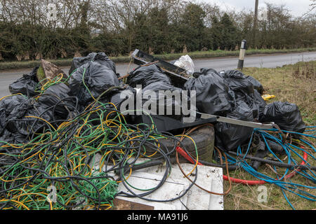 Les décharges sauvages le long de la route dans le village de Snailwell, Newmarket, Suffolk. Vendredi 30 mars 2018 Banque D'Images