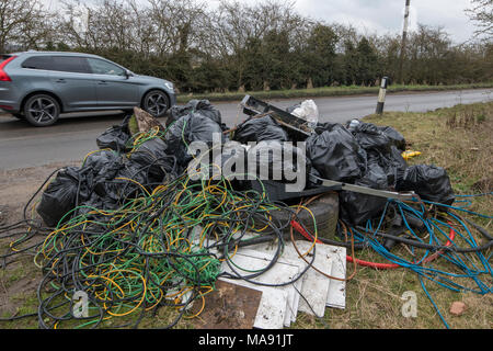 Les décharges sauvages le long de la route dans le village de Snailwell, Newmarket, Suffolk. Vendredi 30 mars 2018 Banque D'Images