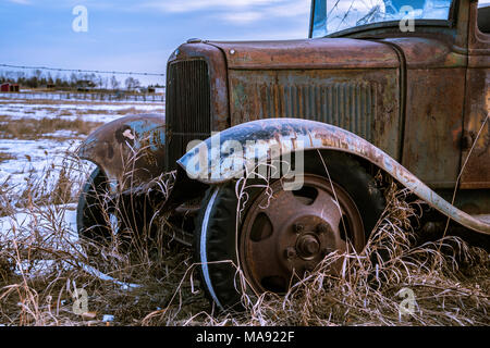 Belle Forme d'une vieille voiture dans le domaine au cours de l'hiver Banque D'Images