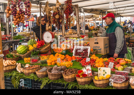 Les étals de marché coloré au marché de Campo de' Fiori, Rome, Italie. Banque D'Images