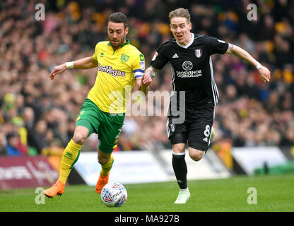 La ville de Norwich Ivo Pinto (à gauche) et Fulham Stefan Johansen bataille pour le ballon pendant le match de championnat à Sky Bet Carrow Road, Norwich. Banque D'Images