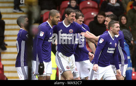 Sheffield United's Chris Basham (centre) célèbre marquant son but premier du côté du jeu avec ses coéquipiers au cours de la Sky Bet Championship match à Griffin Park, Londres. Banque D'Images