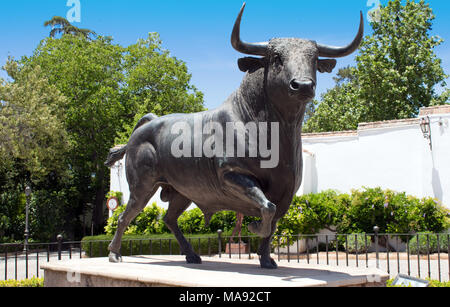 Statue de Bull à l'extérieur de Rhonda arène de corrida. Statue de taureau noir Banque D'Images