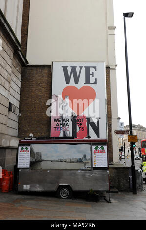 Une affiche qui dit que nous aimons LDN sur Borough High Street en référence à l'attaque terroriste Borough Market en juin 2017 Banque D'Images