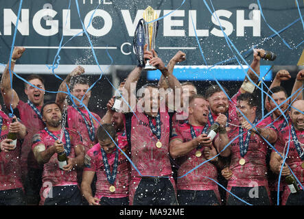 Le capitaine Exeter Kai Horstmann soulève le trophée après la victoire dans la baignoire dans l'Anglo-Welsh Cup Finale à Kingsholm, Gloucester. Banque D'Images