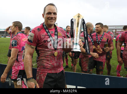 Le capitaine Exeter Kai Horstmann soulève le trophée après la victoire dans la baignoire dans l'Anglo-Welsh Cup Finale à Kingsholm, Gloucester. Banque D'Images