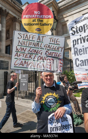 Une Galerie Nationale striker est titulaire d'un écriteau "personnel à la Galerie Nationale gagner longue bataille après une longue campagne' pour le London Living Wage - un succès de leurs 35 jours de grève. Banque D'Images