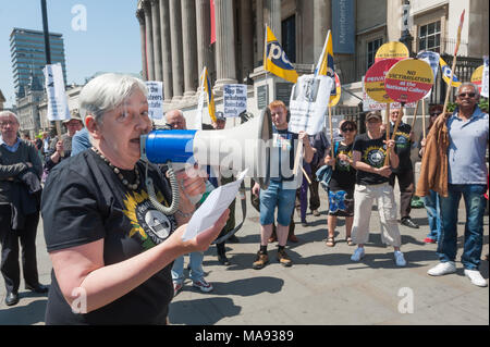 Sac PC rep Candy Udwin lit sa note dans le commentaire des juges au tribunal de l'emploi provisoire. qui a trouvé la Galerie nationale avait discipliné et ses licenciés pour activités syndicales normales. Banque D'Images