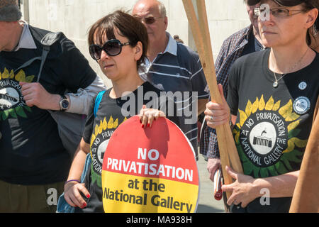 Les gens portent des t-shirts de la campagne "Non à la privatisation à la Galerie nationale' et un motif de tournesol à partir de l'un des plus célèbres œuvres'sgallery. Le différend est largement considérée comme un test pour la privatisation du personnel dans d'autres institutions publiques. Banque D'Images