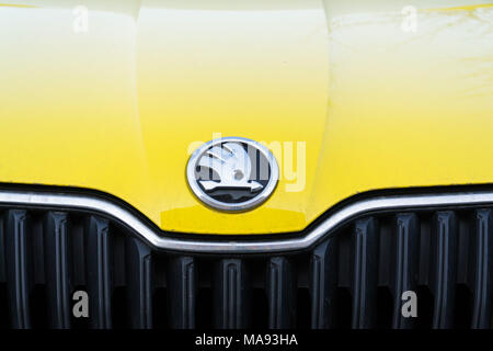 PRAGUE, RÉPUBLIQUE TCHÈQUE - le 25 mars 2018 : Skoda Auto fabricant automobile de Volkswagen Group company logo sur voiture sale jaune le 25 mars 2018 en Banque D'Images
