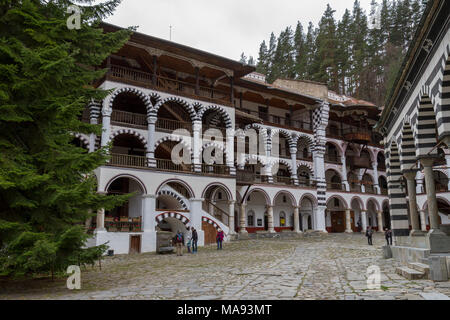 Vue générale à l'intérieur de la cour principale dans le Monastère de Rila (Monastère de Saint Ivan de Rila en Bulgarie, Rila). Banque D'Images
