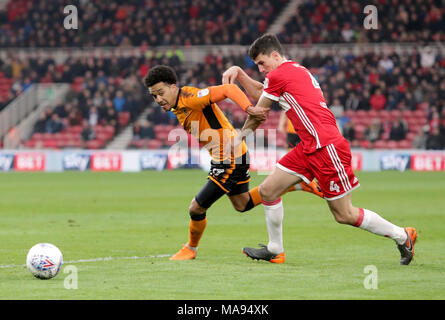 Wolverhampton Wanderers' Helder Costa (à gauche) et du Middlesbrough Daniel Ayala (à droite) bataille pour la balle durant le match de championnat à Sky Bet Stade Riverside, Middlesbrough. Banque D'Images