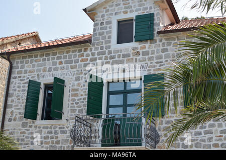 Villa côtière avec façade en bois ouverte vert jalousies en été Banque D'Images