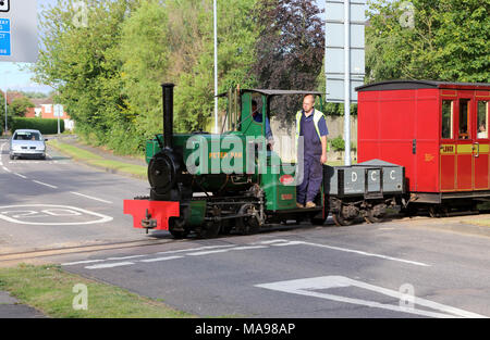 Stuart Kerr 0-4-0ER locomotive à vapeur 'Peter Pan' traversant une route sur le Leighton Buzzard Narrow Gauge Railway, Bedfordshire, Royaume-Uni. Banque D'Images