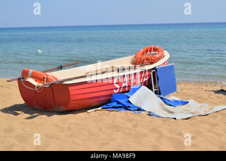 Bateau de sauvetage sur la plage en été Banque D'Images