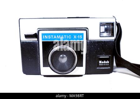 Close-up de Kodak Instamatic X-15 film analogique, l'appareil photo à l'origine produit en 1970, un appareil photo au format carré qui a utilisé 126 film cartouche, produit par Kodak aux États-Unis, isolé sur fond blanc, 1970. () Banque D'Images